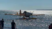 Çanakkale Ezine'de yangın müdahalesi sırasında uçak suyun ortasında kaldı