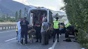 Tosya yolunda direksiyon hakimiyetini kaybeden sürücü bariyerlere çarptı