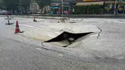 Esenyurt’ta ana su hattı patladı Cadde göle döndü