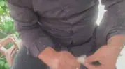 Hatay'da eve giren yılanı yakalayıp doğaya saldı