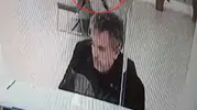 Banka şubesinde işlem yaparken tavandan kedi indi