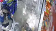 Manisa’da market önündeki şişe büyük gürültüyle patladı