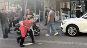 Avcılar sokaklarında sopalı kavga anbean görüntülendi