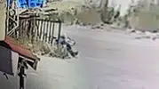Sivas'ta dehşet anları İnşaat işçisi duraktaki vatandaşlara baltayla saldırdı