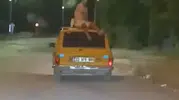 Elazığ trafiğinde akıllara durgunluk veren tavan yolculuğu
