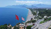 Antalya sahillerinde yazın en yoğun kalabalığı yaşanıyor