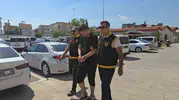 33 yıllık hapis cezası olan dolandırıcıyı dövmesi ele verdi