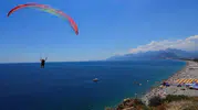 Sınav stresi bitti öğrenciler Konyaaltı sahiline koştu