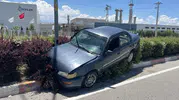 Karaman'da trafik kazası Otomobil refüje daldı, 3 kişi yaralandı