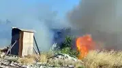 Avcılar'da kuru otlar alev alınca düğün alanı boşaltıldı