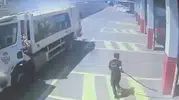 Yanan çöp kamyonunu itfaiyeye sürerek felaketi önledi
