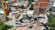 Adıyaman’da kontrollü yıkım sırasında yan dükkana beton kütleleri saçıldı