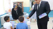 Afyonkarahisar’da öğrencilere karne günü sürpriz hediyeler verildi