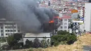 Esenyurt’ta beş binanın çatısını saran yangın paniğe yol açtı