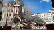Erzurum’da otel yıkımı sırasında toz bulutu mahalleyi kapladı