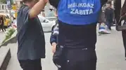 Kayseri'de zabıta memuru kaybolan çocuğu omzunda taşıyarak ailesine ulaştırdı