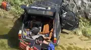 Bartın yolunda otomobil beş metreden dereye uçtu