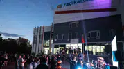 Diyarbakırlı öğrenciler mezuniyet coşkusunu keplerini havaya fırlatarak yaşadı