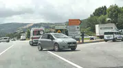 Samsun yolunda otomobil refüje çarptı