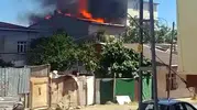Avcılar'da bir binanın çatısı küle döndü