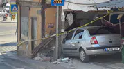 Bursa'da yokuş aşağı kayan otomobil metruk binaya girdi