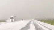 Kars yolunda aniden bastıran dolu sürücüleri durdurdu