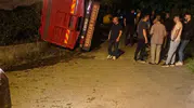 Eynesil'de çay yüklü kamyon devrildi