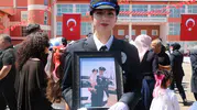 Şehit babasının üniformasını gururla giydi