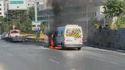 Üsküdar'da servis minibüsü seyir halindeyken yanarak kül oldu
