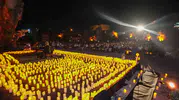 Binlerce mum ışığında tarihi yankı