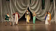 İzmirli iş insanları sahneye çocukların eğitimi için çıktı