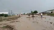 Elazığ’da şiddetli yağış trafiği kesti