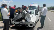Yerköy’de traktöre çarpan otomobilin tavanı koptu