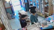 Düşürülen kredi kartıyla alışveriş keyfi kameraya yakalandı