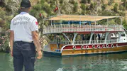 Halfeti sularında motoru arızalanan teknedeki yolculara jandarma yetişti