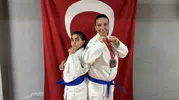 Osmaniyeli anne ve kızı minderde madalyaları topluyor