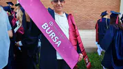 62 yaşındaki doktor 10. üniversite diplomasını gururla aldı