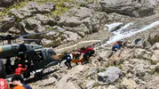 Hakkari'de sarp kayalıklarda mahsur kalan köylüyü helikopter kurtardı