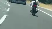Gaziantep trafiğinde motosikletin üzerine uzanıp gitti
