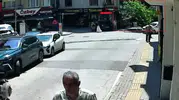 Bursa'da asırlık ağaç trafiğin ortasına devrildi