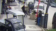 Burdur'da sokak ortasında kedi ve köpek kavgası kameraya yansıdı