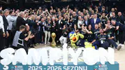 Fenerbahçe Beko Beşiktaş deplasmanında şampiyonluk kupasını kaldırdı