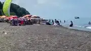 Akçakoca sahilinde yamaç paraşütü tatilcilerin üzerine düştü