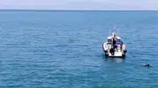 Van Gölü kıyısına savrulan otomobilden yaralı kurtarıldı