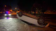 Söke'de korkutan kaza Otomobil kaldırıma çarpıp ters döndü