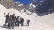 Yaz ortasında buzulların üzerinde yürüyüş keyfi