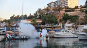 Antalya sahillerinde sinekle mücadele denize indi