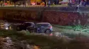 Bursa'da makas atan sürücü iki aracı dereye uçurdu