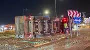 İslahiye yolunda devrilen TIR trafiği arpa tarlasına çevirdi
