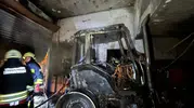 Bafra sanayisinde gece çıkan yangın bir traktörü kül etti